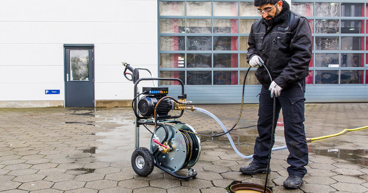 How does a hydro jetter work? Rioned